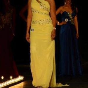 Custom made yellow one shoulder gown Size 6 💛
